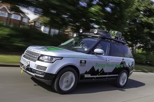 Land Rover представил первые в мире гибридные внедорожники