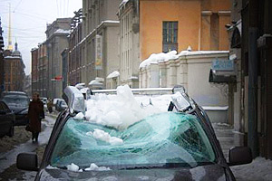 Ледяная глыба упала на легковой автомобиль заместителя начальника ГИБДД России