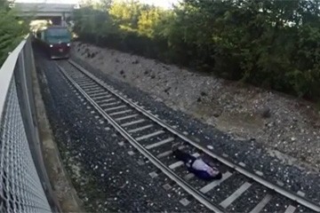 Итальянский подросток с железными яйцами лег под поезд ради лайков (Видео)