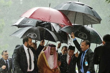 Король Саудовской Аравии взял в дорогу 450 т багажа и пару лифтов