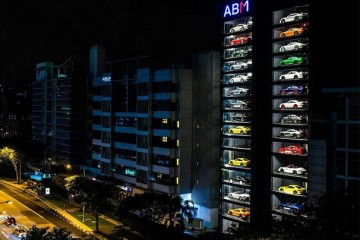 В Сингапуре открыт автомат по продаже суперкаров