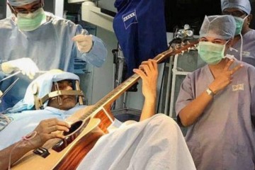 Гитаристу велели играть, пока его мозг оперируют
