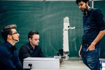 Бельгийские студенты создали первого робота-переводчика для глухих
