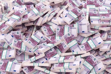 Туалеты одного банка и трех ресторанов Женевы засорились банкнотами в €500
