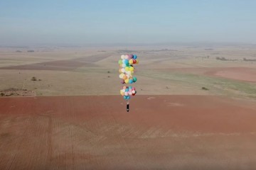 Британец пролетел 25 км над Африкой на сотне воздушных шариков