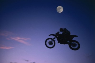 Полная луна несет мотоциклистам смерть