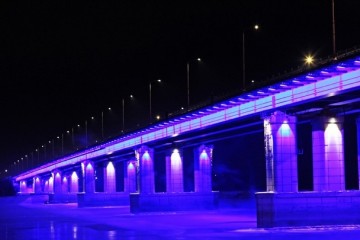Опасный для жизни мост в Барнауле отремонтирован неведомыми силами