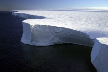 Самый большой в мире айсберг почти растаял