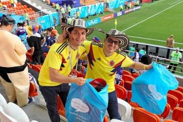 Болельщики Японии, Колумбии и Сенегала вызвали восхищение россиян, убрав мусор после матча