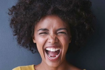 Ученые выяснили: люди всего мира отличают настоящий смех от фальшивого