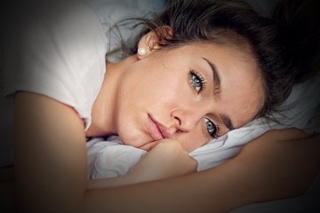 Недостаток сна способствует одиночеству