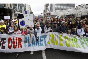 Европейцы вышли на улицы, призывая ужесточить меры по защите климата
