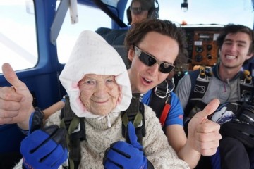 102-летняя старушка попала прямиком в книгу рекордов Гиннеса, выпрыгнув из самолета