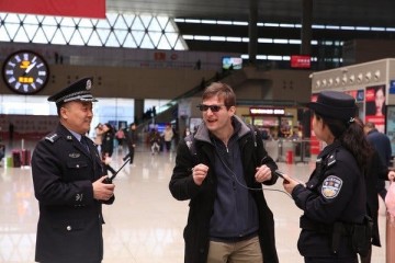 Китайцы проверяют содержимое телефонов туристов из РФ