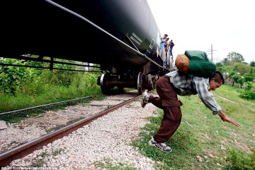 Физик рассказал, как прыгать с движущегося поезда по науке