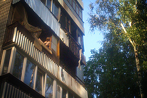 На юге Москвы загорелась квартира в жилом доме