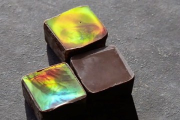Ученые сделали безо всяких добавок шоколад, сияющий всеми цветами радуги