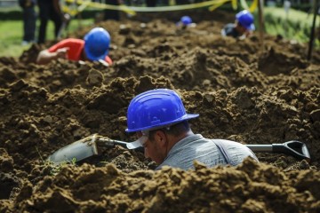 Россиян развлекут конкурсом по скоростному копанию могил и дрифтом на катафалках