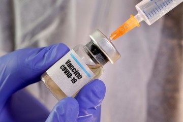 Россиян «в малиновых штанах» вакцинируют от коронавируса с апреля