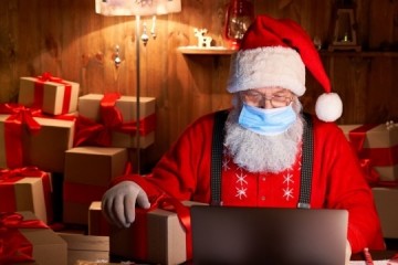Более половины россиян попросят Деда Мороза оставить подарки под елочкой