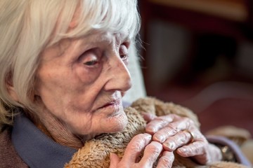 Социальная изоляция повышает риск развития деменции на поздних этапах жизни