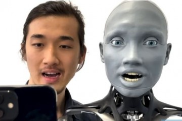 Робот-гуманоид имитирует выражение лица человека