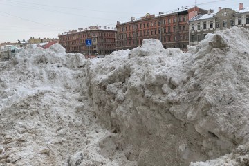 Снегопады подбираются к Петербургу, рискуя вновь устроить в городе снежный коллапс