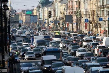Движение транспорта в Петербурге 10 марта парализовали пробки и ДТП на нерасчищенных дорогах