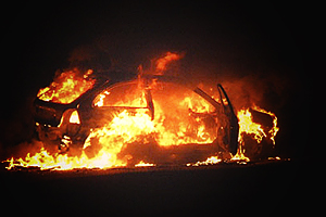 В Западном округе столицы неизвестные подожгли два автомобиля
