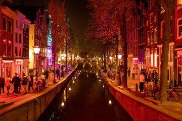 Амстердам просит британских туристов держаться от него подальше