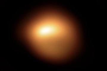 Астрономы считают, что красный сверхгигант Бетельгейзе мог уже взорваться сверхновой