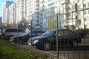 На Ленинском проспекте хулиганы разгромили автостоянку