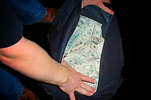 Преступники ограбили москвича на крупную сумму денег
