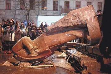Харьковчане сносят памятники Ленину