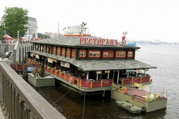 Московские власти решили освободить набережную от плавучих ресторанов