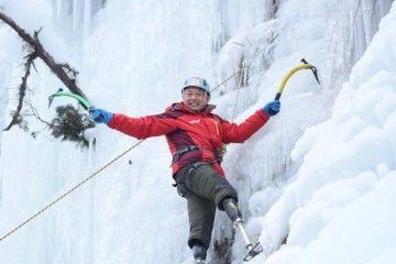 Безногий 70-летний альпинист покорил Эверест