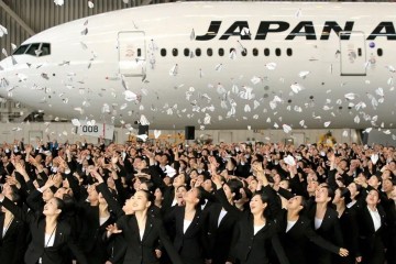 В Japan Airlines заменили «дамы и господа» на «все»