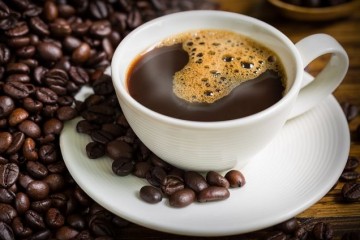 При длительном приеме кофе воздействует на объем серого вещества мозга.