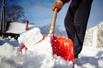Разгребание снега лопатой опасно для сердца