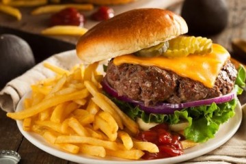 Ученые выяснили, почему жирная пища вызывает воспаления, нарушающие обмен веществ