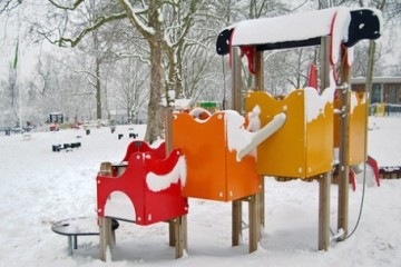 Многие детские площадки Петербурга не убирают от снега и льда