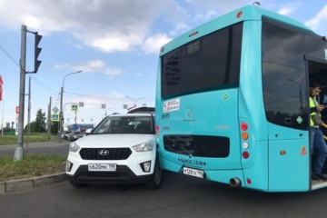 «Голубенький в минус пошел»: петербургский общественный транспорт вновь попал в ДТП