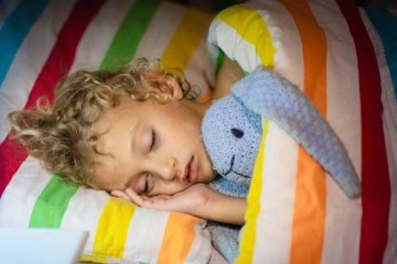 Дефицит сна приводит к стойкому снижению объема мозга и когнитивных способностей детей