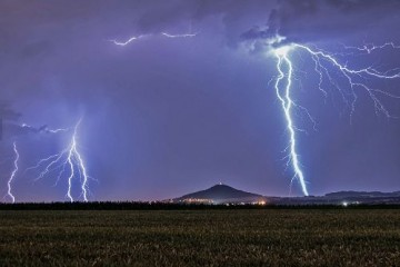 Австралийские исследователи раскрыли тайну, почему молния движется зигзагом