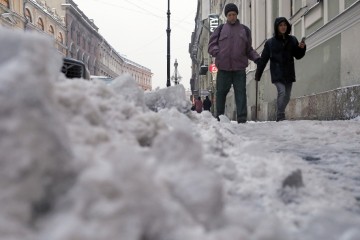 Петербуржцы раскритиковали Смольный за складирование снега с реагентами на газонах Петербурга