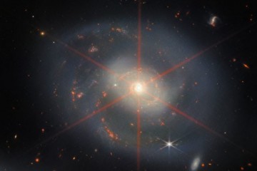JWST снял превращение далекой галактики в сверкающее рождественское украшение