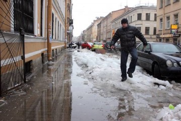 Петербургские автомобилисты жалуются на обледенелые дороги