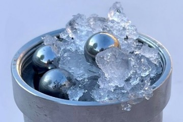 Физики создали новый тип аморфного льда с помощью чрезвычайно холодных стальных шариков