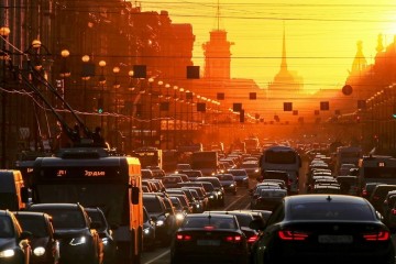 Рабочая неделя в Петербурге началась с 8-балльных пробок на нерасчищенных за выходные дорогах