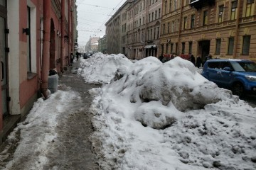 Тротуары вязнут в снегу: петербуржцы отреагировали на очередной рапорт об «успешности» Комблага